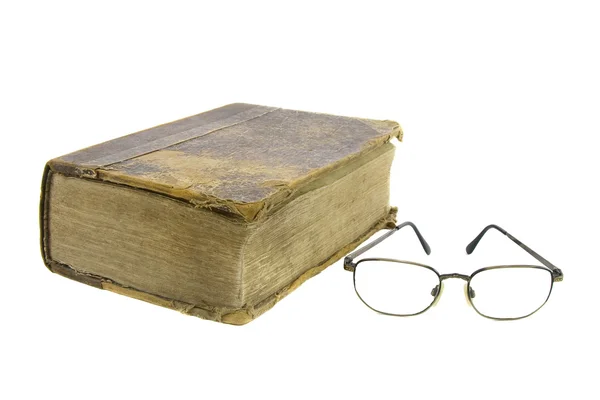 非常に古い聖書の近くの眼鏡 — ストック写真
