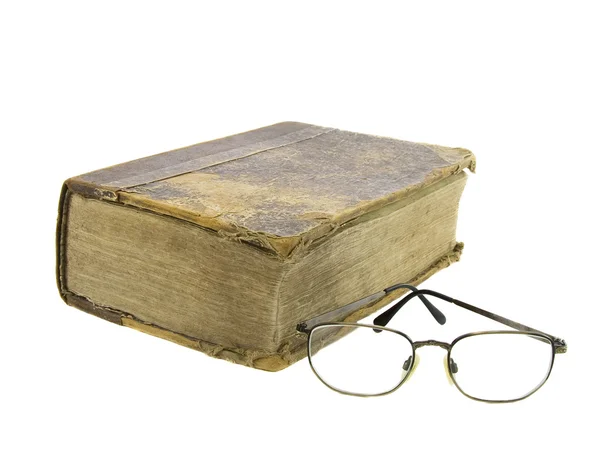 Glasögon nära mycket gammal bibel — Stockfoto