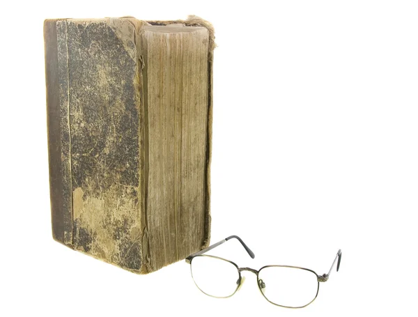 Glasögon nära mycket gammal bibel — Stockfoto