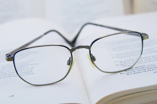 Glasögon på boken — Stockfoto