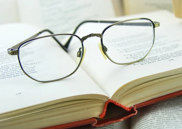 Libros y gafas en él —  Fotos de Stock