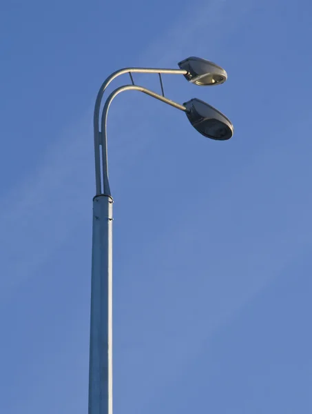 Dva šedé pouliční lampy — Stock fotografie