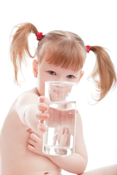 Linda niña con un vaso de agua clara — Foto de Stock