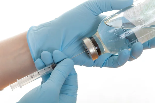 Медики наполняют шприц вакциной — стоковое фото