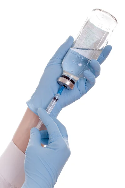 Medic enchendo a seringa — Fotografia de Stock