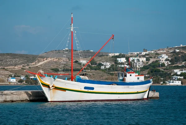 Barca da pesca a marina sull'isola — Foto Stock