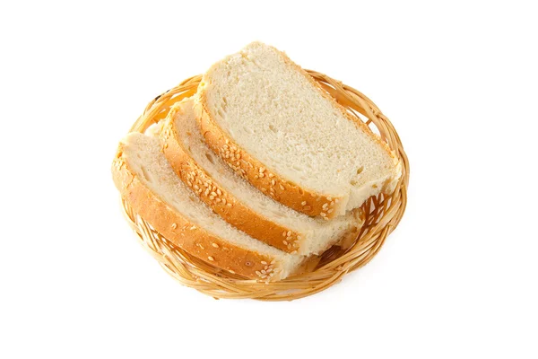 3 Scheiben Brot auf einem Weidenteller. — Stockfoto