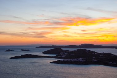 mediterra içinde çeşitli renklerde günbatımı