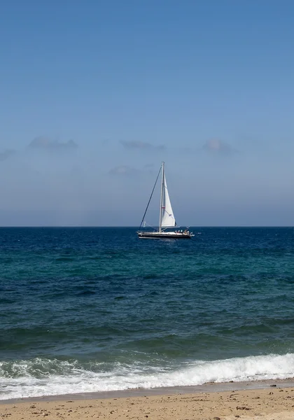 Маленька яхта в блакитному морі — стокове фото