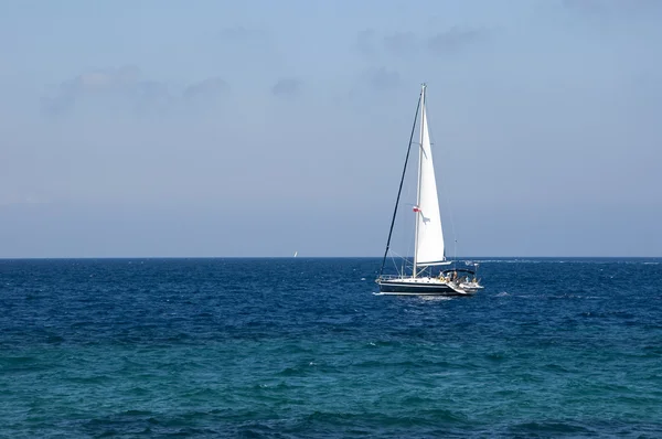 Mavi deniz bir yatta beyaz yelken — Stok fotoğraf