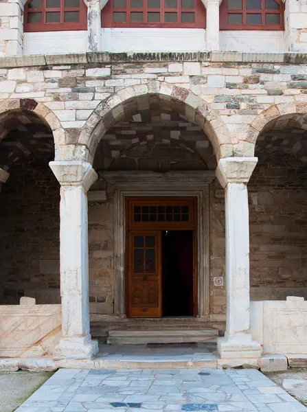 Antiguo templo griego con puerta de arco —  Fotos de Stock