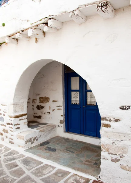 Дверь в дом в деревенском стиле — стоковое фото