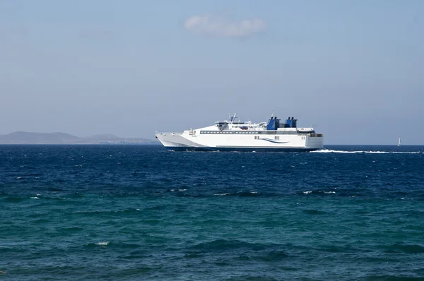 Das weiße Schiff, das auf dem blauen Meer segelt — Stockfoto