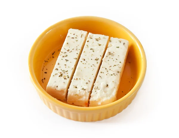 Pedaços de queijo feta em amarelo — Fotografia de Stock