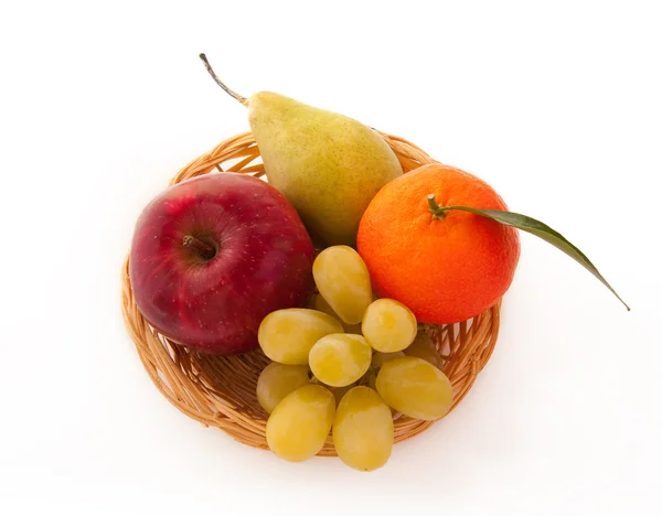 Свежие фрукты на блюдечке — стоковое фото