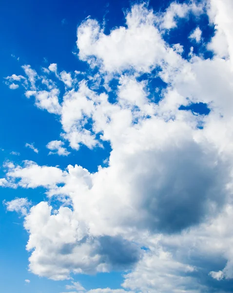 Nuvens cúmulos brancos no céu azul — Fotografia de Stock