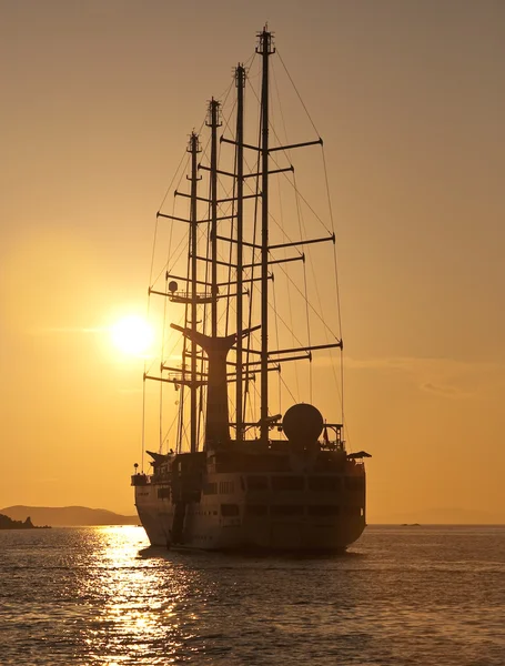 Sailing yacht for trip at sunset — Stock Photo, Image