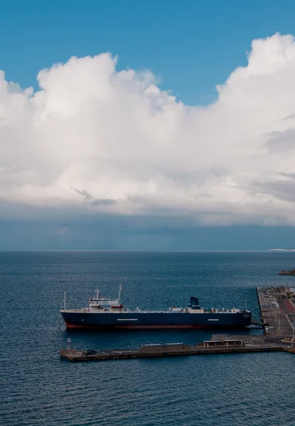 Blaues Schiff legt im Hafen an — Stockfoto