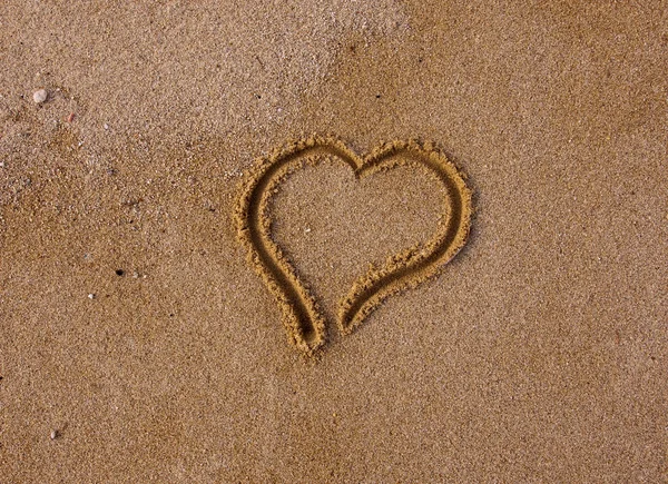 Coração, desenhado na areia — Fotografia de Stock