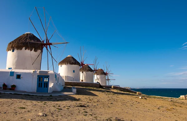 Windmühlen - ein Symbol der Insel Mykonos — Stockfoto