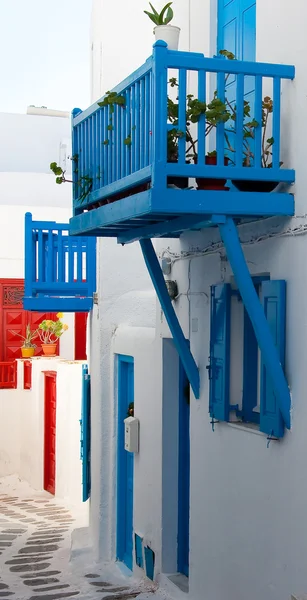 Griechischer klassischer blauer Balkon auf der Straße — Stockfoto