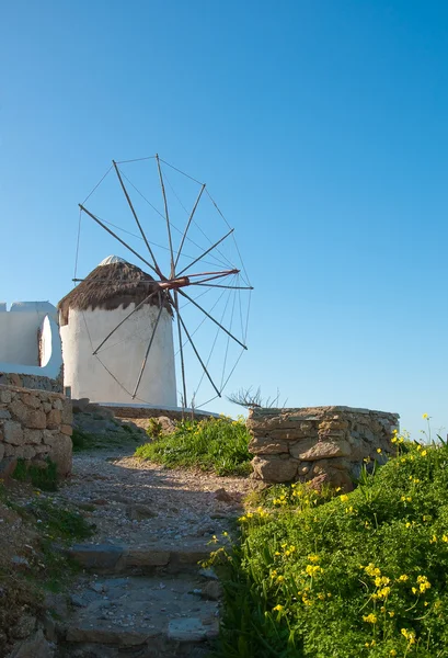 Passos de pedra que levam ao moinho de vento — Fotografia de Stock