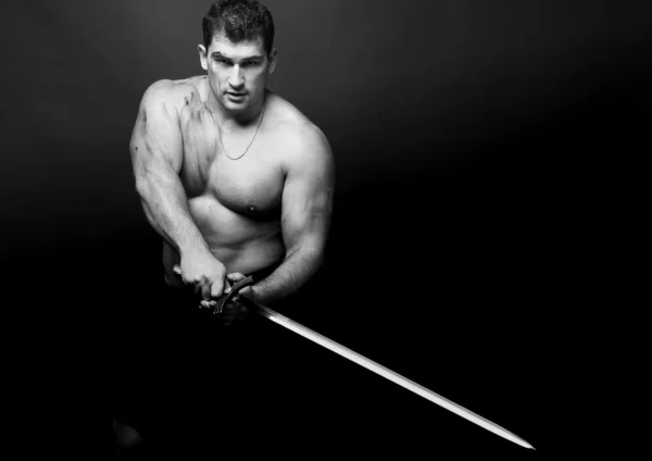 Modelo com uma espada — Fotografia de Stock