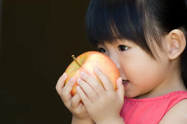Маленький ребенок держит красное яблоко — стоковое фото