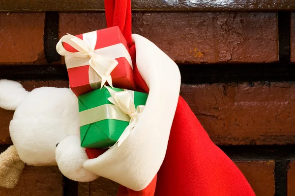 Cajas de regalo en un calcetín de Navidad — Foto de Stock