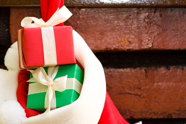 Подарочные коробки в рождественском носке — стоковое фото