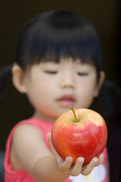 Ένα μικρό παιδί να κρατήσει ένα κόκκινο μήλο — Φωτογραφία Αρχείου