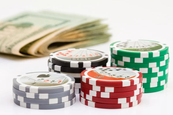 Poker chips en geld — Stockfoto