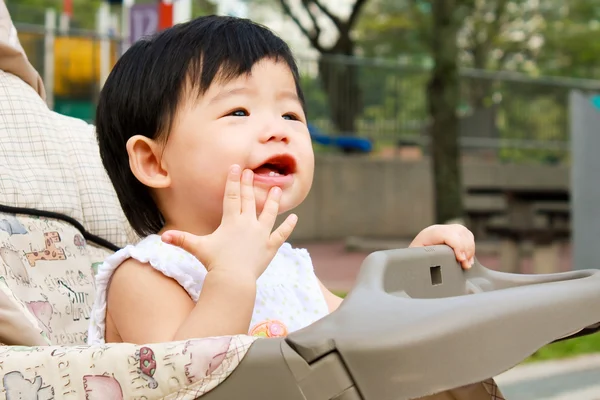Азіатський дитина у колясці — стокове фото