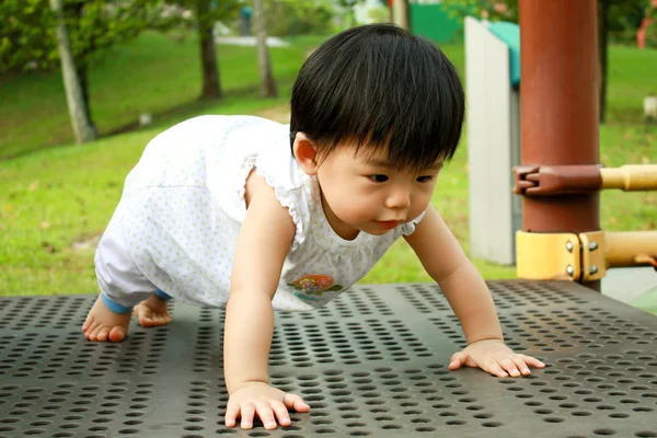 Asiatiska baby i park — Stockfoto
