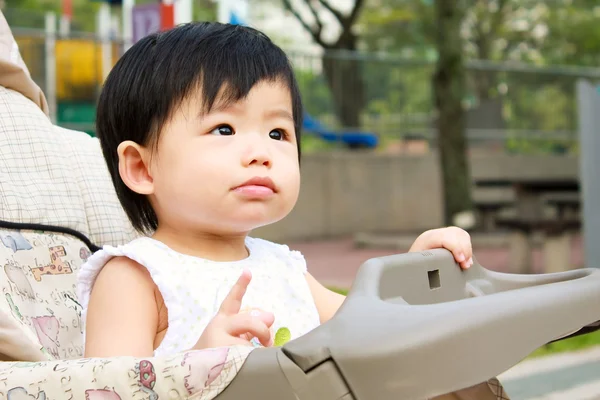 Asiático bebê no carrinho — Fotografia de Stock