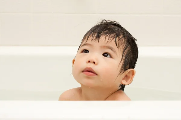Дитина у ванні ванни — стокове фото