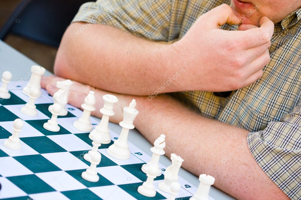 mão de menino confiante movendo o xadrez de peão para o