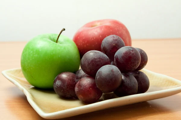 Čerstvé ovoce v destičce — Stock fotografie