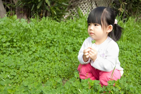 Little girl having fun in park — Stock Photo, Image