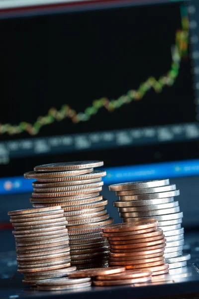 Finanční grafu a mince — Stock fotografie