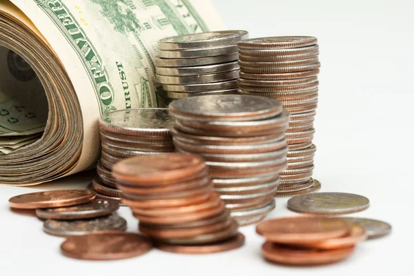 Stapel geld bankbiljetten en munten — Stockfoto