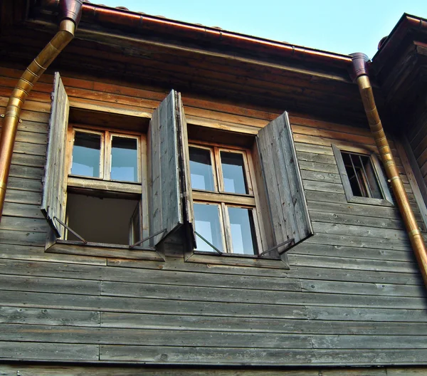 Fönstren av gammalt trähus. — Stockfoto