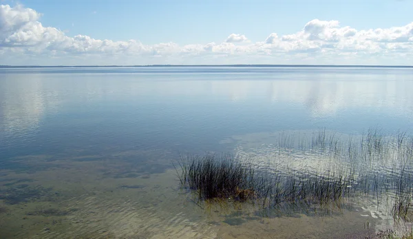 Großer See an einem ruhigen, sonnigen Tag. — Stockfoto