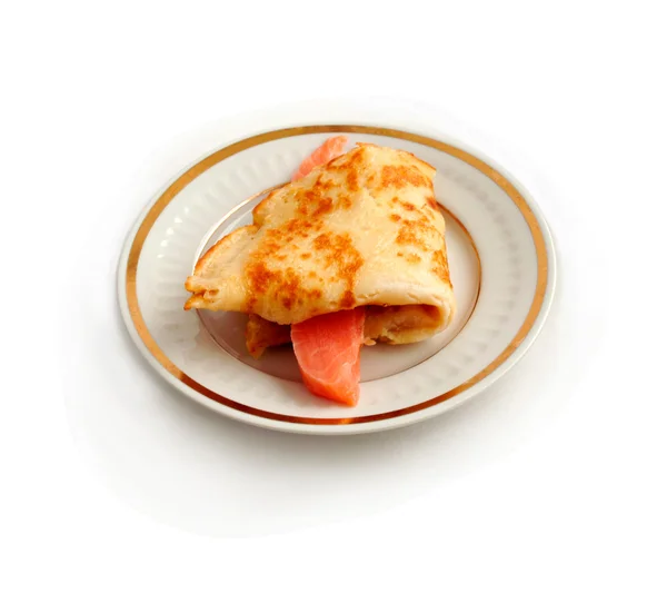 Salmone con pancake sul piatto . — Foto Stock