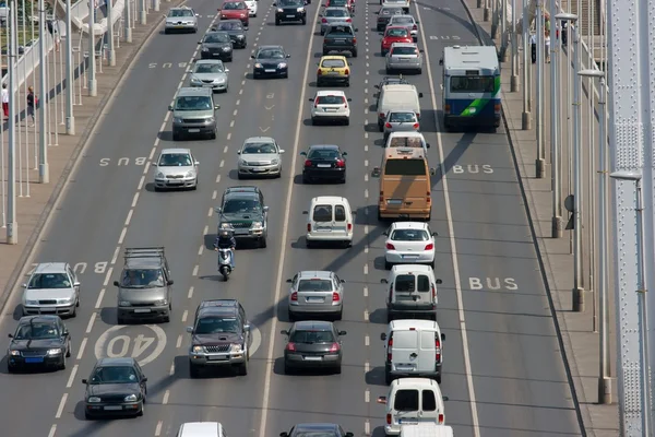 Traffic going through a bridge — Stock Photo, Image