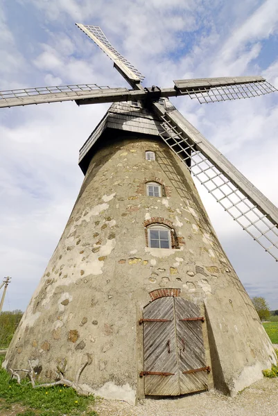 Windmühle auf einem Hügel — Stockfoto