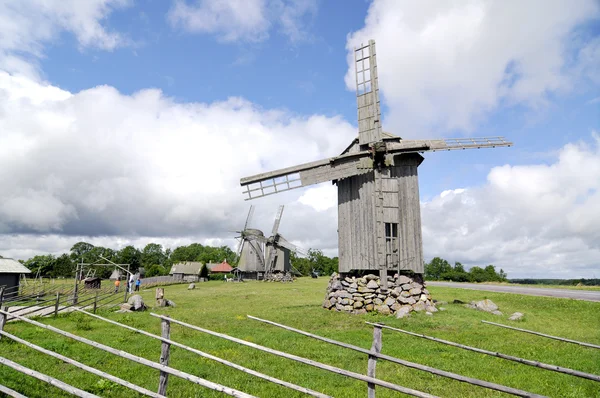 Windmühlen auf einem Hügel — Stockfoto