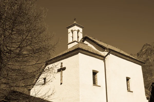 Χαμηλή γωνία άποψη της εκκλησίας — Φωτογραφία Αρχείου