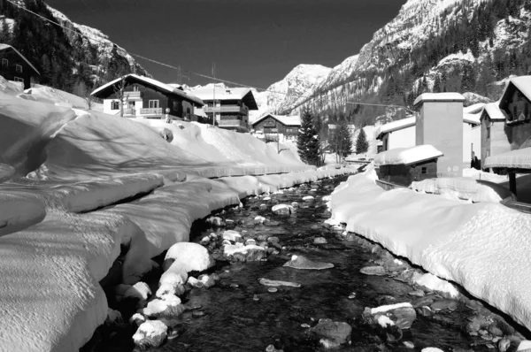 Dorp in de Alpen — Stockfoto