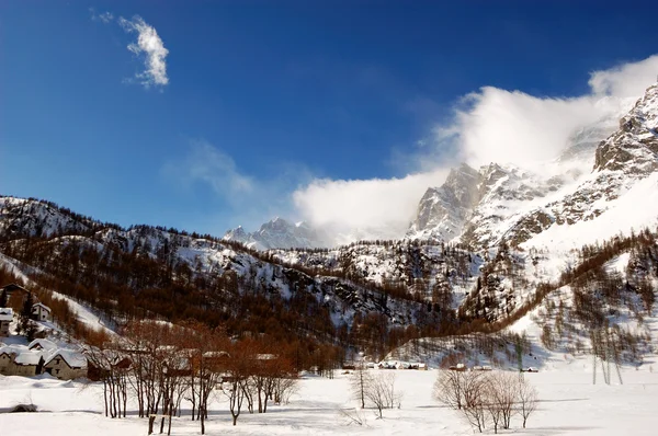Snowy mountain landscape — Stock Photo, Image